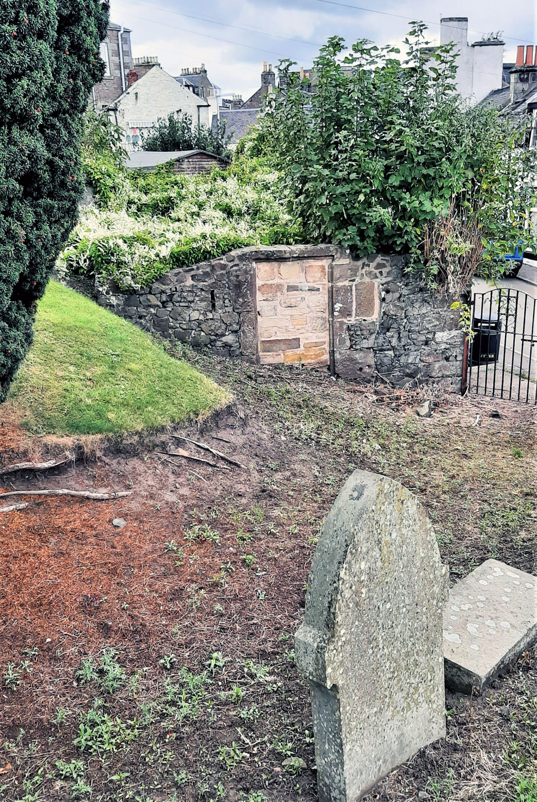 Tayport Heritage Trail - Board 23 - Ruin of mortuary/dead house at Whitenhill entrance