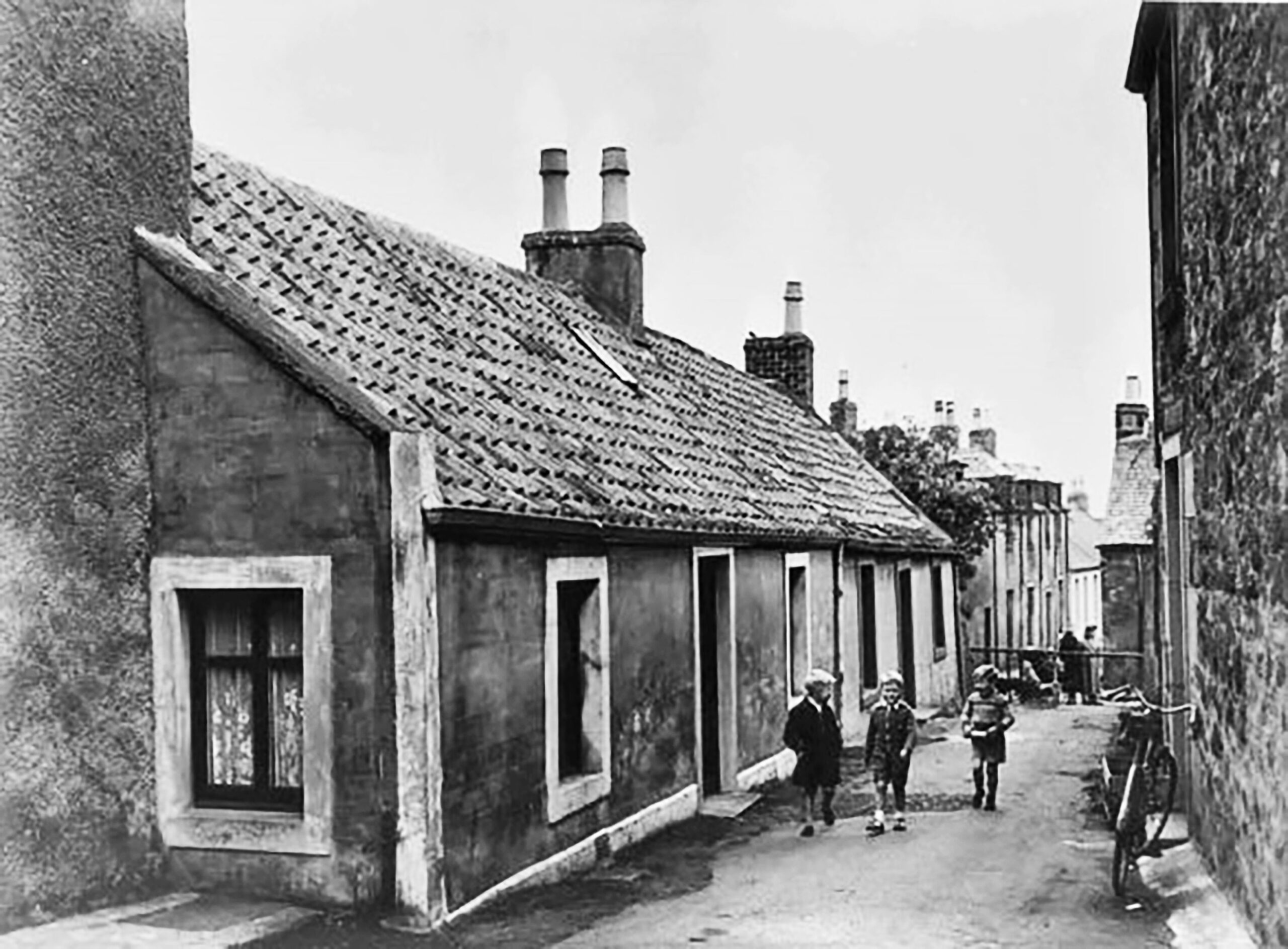 Tayport Heritage Trail - Board 23 - Butter Wynd from Whitenhill Kirk gate, left. Circa 1950s, with Murray Place in background