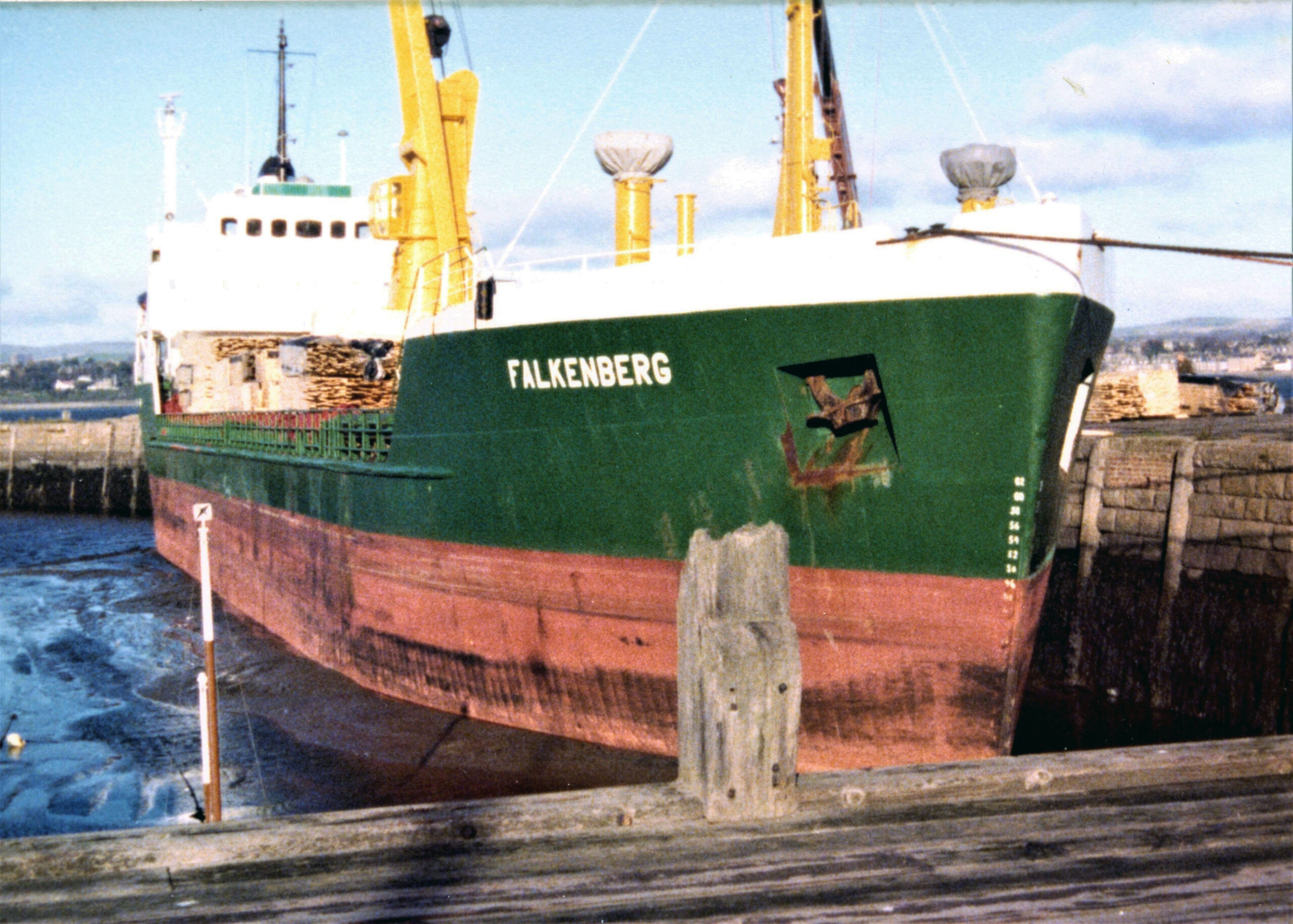 Tayport Heritage Trail - Board 24 - Timber unloading Nov 1980